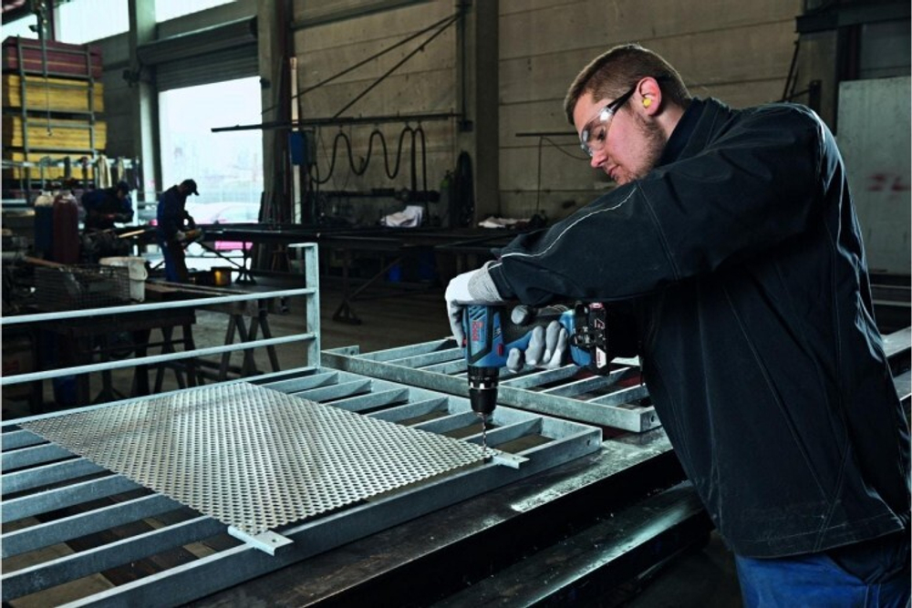 Аккумуляторный шуруповерт BOSCH GSB 18 -2 LI plus ударная 0615990K2S 2х2,0Ач, фитнес- браслет