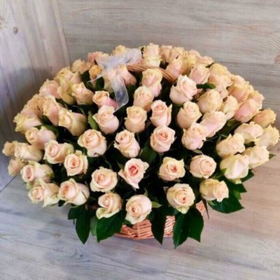 Корзина из 101 кремовой розы