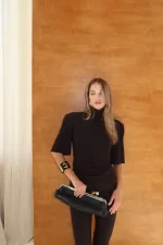 Футболка с объемными плечами, Черная