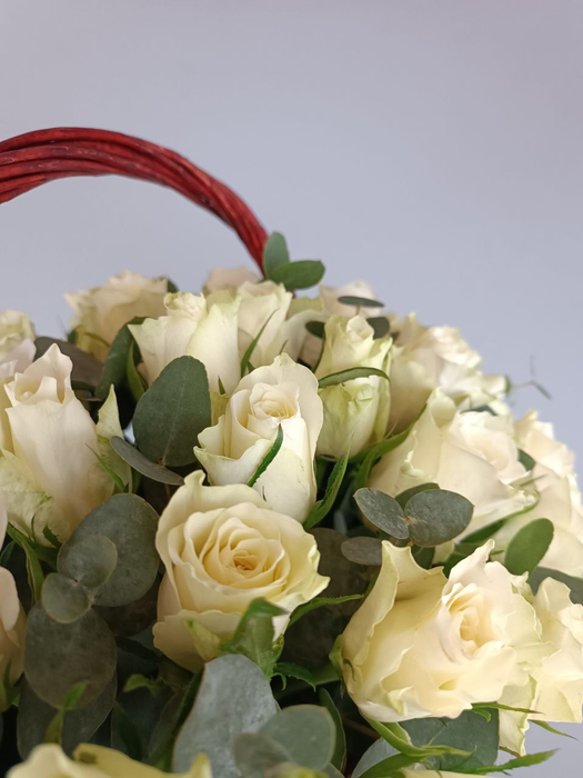 Композиция из роз Атена с эвкалиптом (39шт)