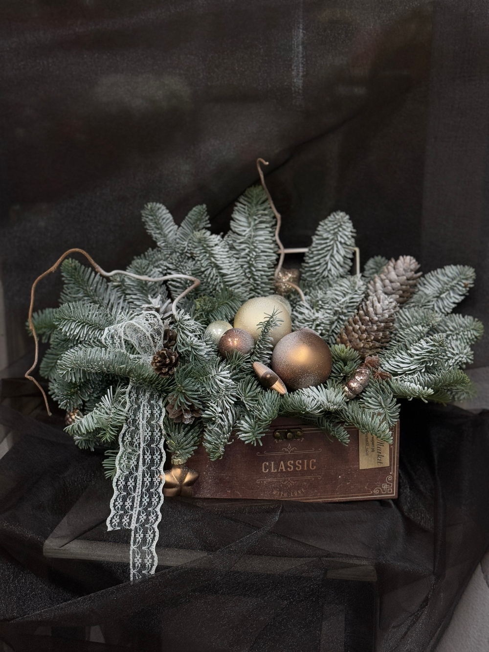 Композиция из ароматного нобилиса в винтажном сундуке