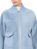 Женская голубая куртка-бомбер с накладными карманами