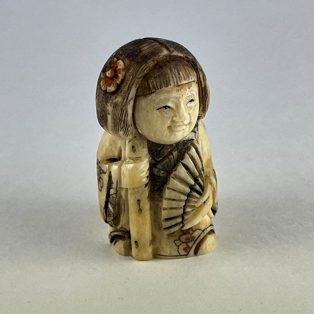 Статуэтка нэцкэ Гейша с веером и посохом