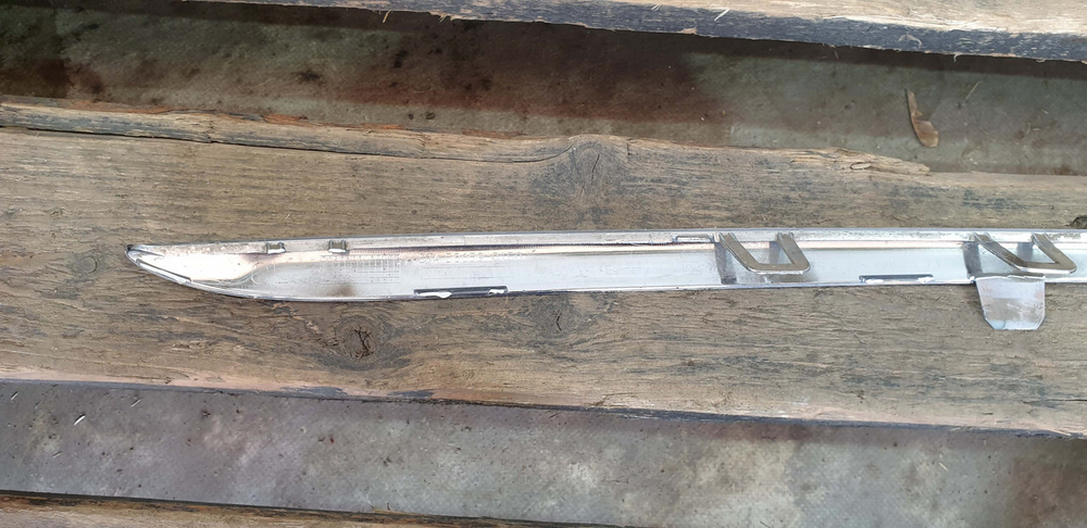 Молдинг решетки радиатора Mercedes C (W205) 14-18 Б/У Оригинал A2058880173