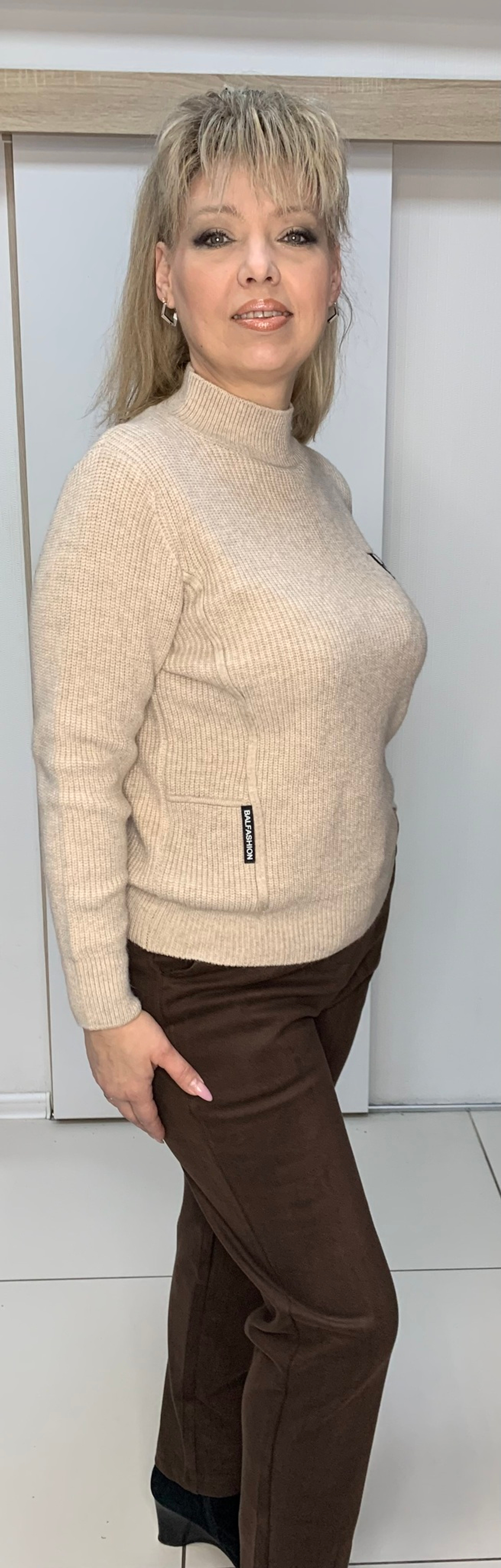 Джемпер под "лапшу" с буквой R