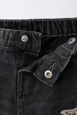 ZARA ПРЯМЫЕ ДЖИНСЫ С ЗАПЛАТКАМИ В ВИДЕ ЗВЕЗД И АНИМАЛИСТИЧЕСКИМ ПРИНТОМ, ЧЕРНЫЙ