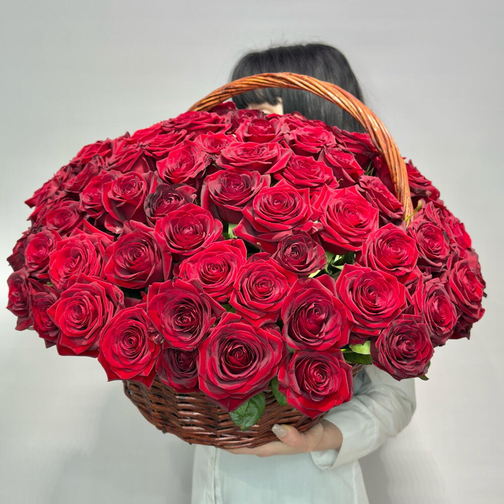Корзина из красной розы премиум Рэд Наоми 101