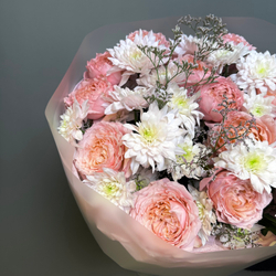 Букет"Лея"(кустовая пионовидная роза ,кустовая хризантема)