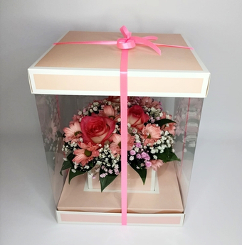Букет из розы и хризантемы с гирляндой в подарочной коробке