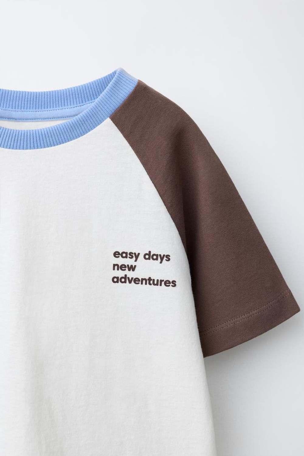 ZARA КОМПЛЕКТ ИЗ ФУТБОЛКИ И БЕРМУДЫ В СТИЛЕ КОЛОР-БЛОК, БУРГУНДИ