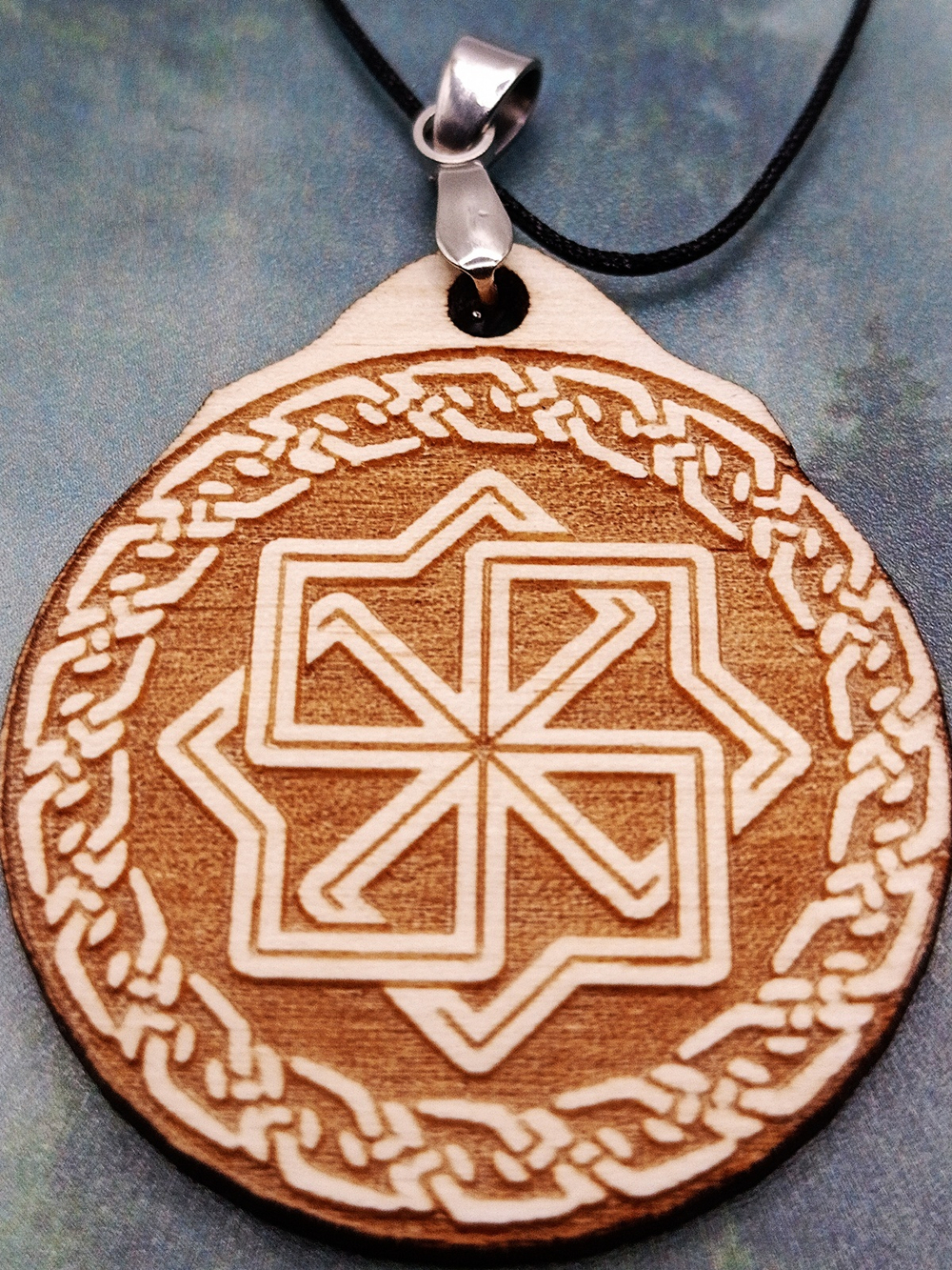 Кулон из дерева Молвинец