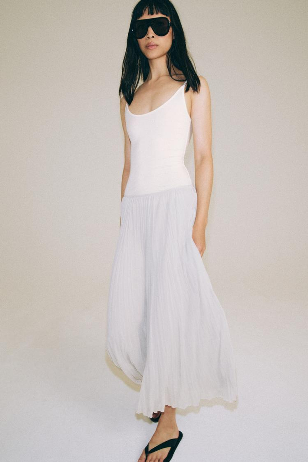 ZARA ПЛИССИРОВАННАЯ ЮБКА МИДИ — ZW COLLECTION, СВЕТЛО-СЕРЫЙ