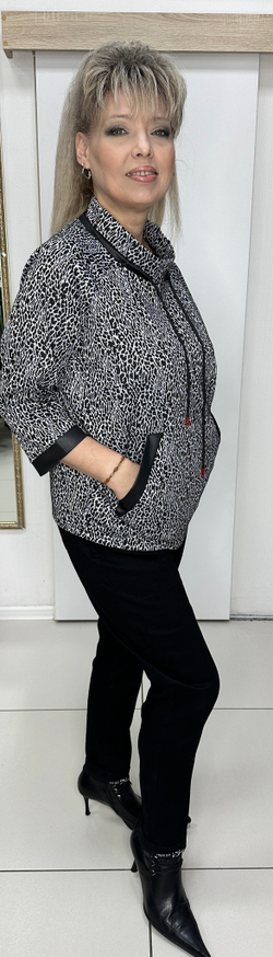 Пестрый блузон с кармашками на большие размеры