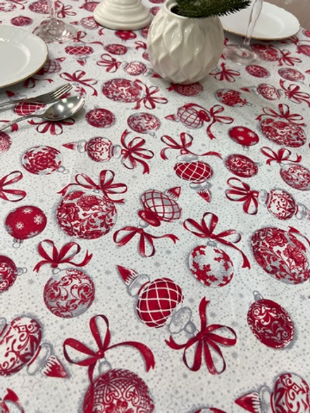 Скатерть "Новогодние игрушки на белом фоне" без пропитки