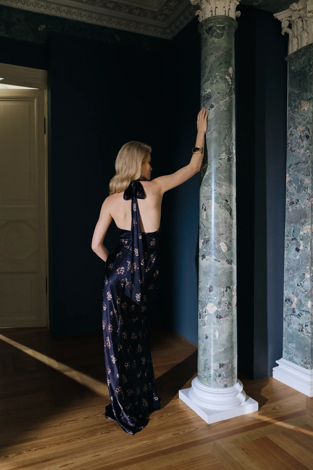 Alia maxi, платье макси из черного атласа со средним цветочным принтом