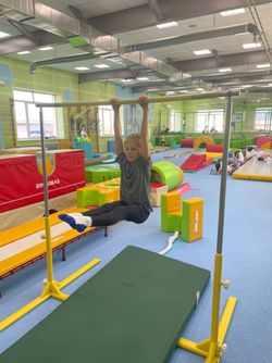 Перекладина гимнастическая - детская - упражнение "уголок"