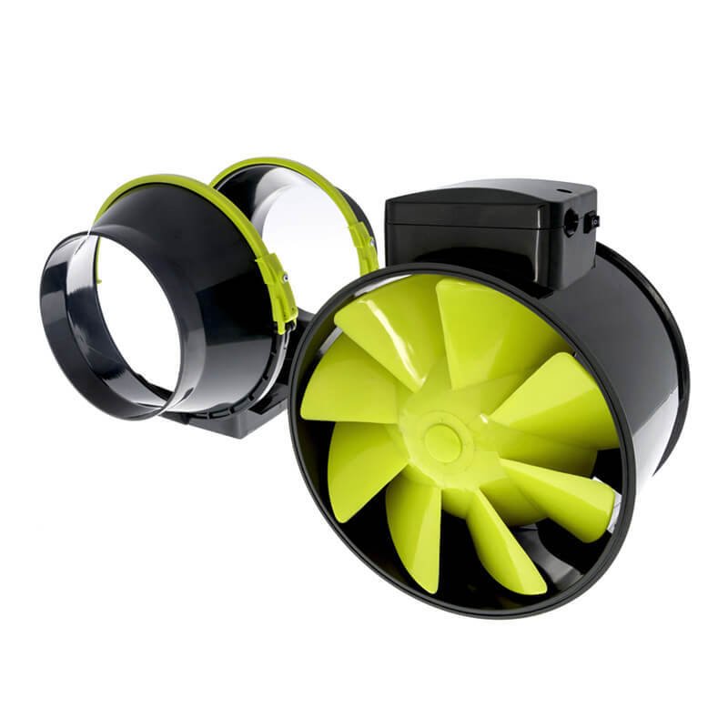 Разобранный канальный вентилятор extractor tt fan 150, две части корпуса с ярко-зелеными лопастями и без них, на белом фоне