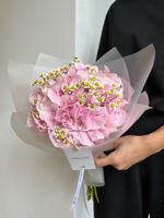 Авторский букет из гортензии и ромашки