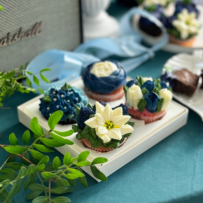 Набор капкейков с цветами из творожного крема: зимнее волшебство в каждом кусочке