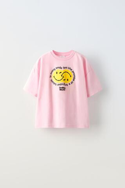 ZARA ФУТБОЛКА С ПРИНТОМ «SMILEYWORLD ®», РОЗОВЫЙ
