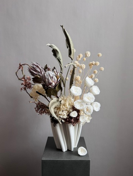 Композиция в кашпо Иванхое с розами