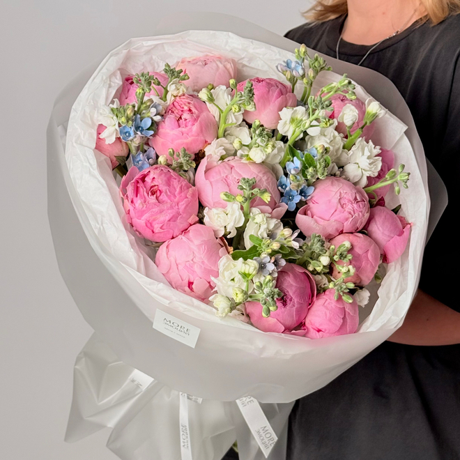 Триобукет из пионов, маттиолы и оксипеталума