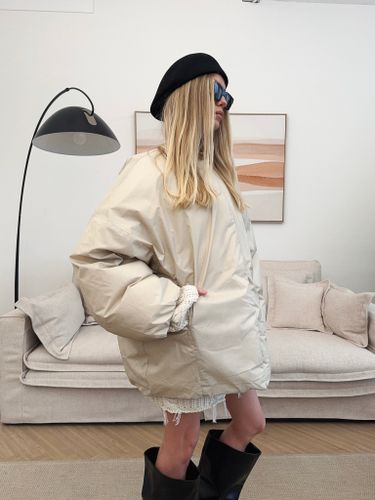 Молочный пуховик с шарфом