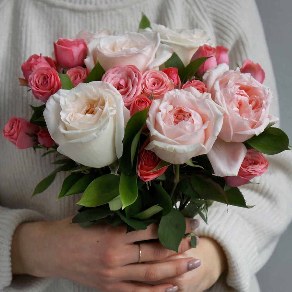 18. Малиново-белый микс роз