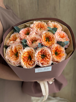 Пионовидные розы премиального сорта и эвкалипт в эффектном букете от Флора Маркет