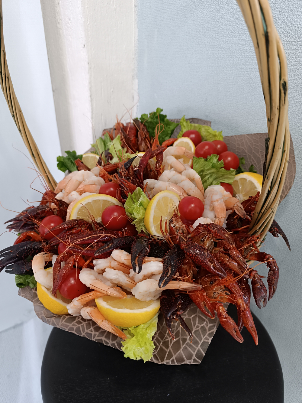 Корзина с раками и креветками