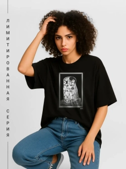 Футболка оверсайз с принтом и обрезной горловиной