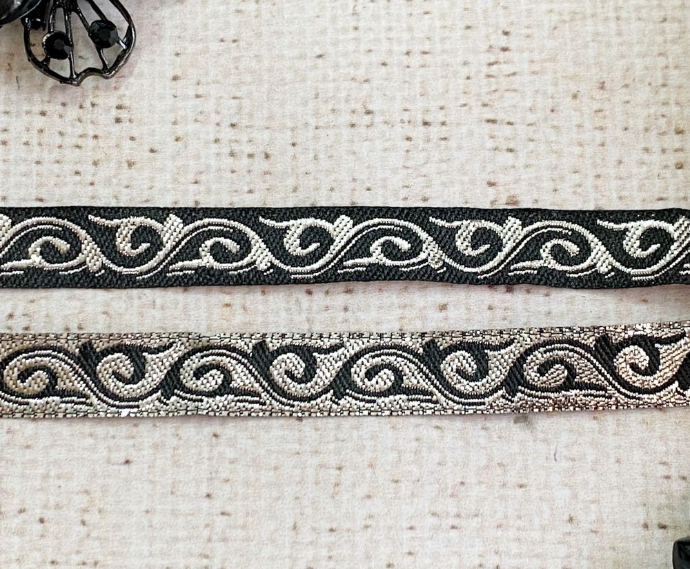 Лента жаккардовая, ш. 3,5 см.