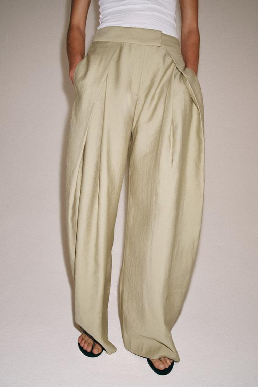 ZARA БРЮКИ WIDE-LEG С ЗАЩИПАМИ — ZW COLLECTION, СВЕТЛО-ОЛИВКОВЫЙ