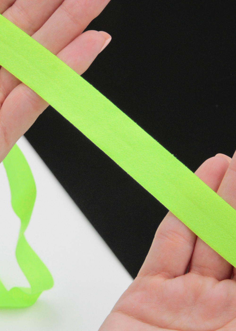 Бейка эластичная желто-зеленая неоновая матовая 15 мм