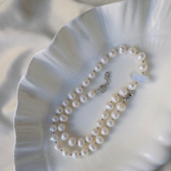 Чокер "Молочный свет"