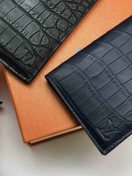 Обложка для паспорта из кожи крокодила Louis Vuitton