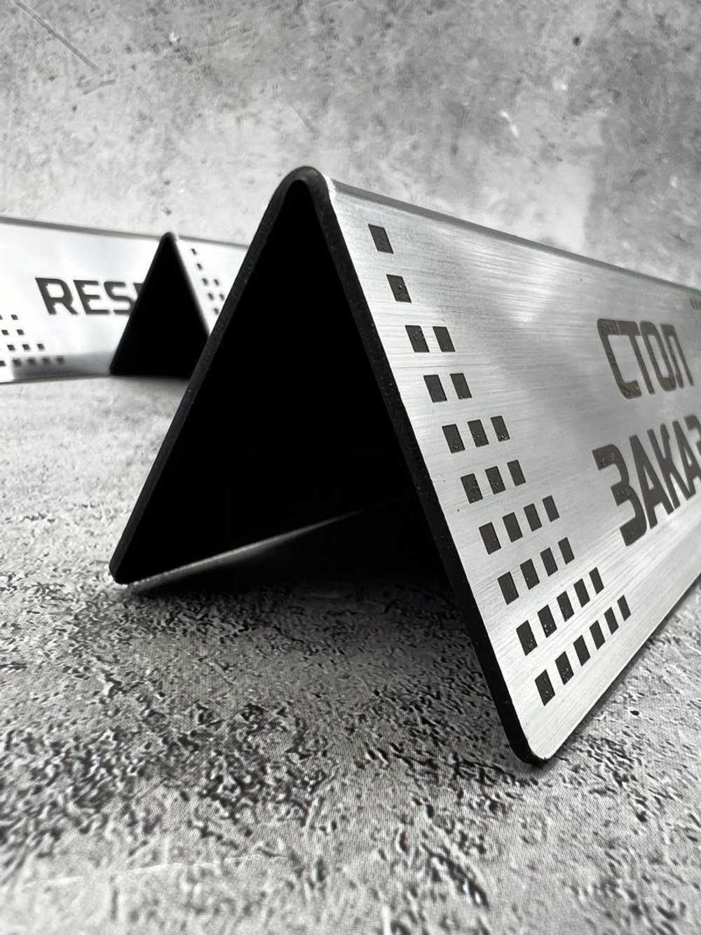 Табличка стол заказан настольная