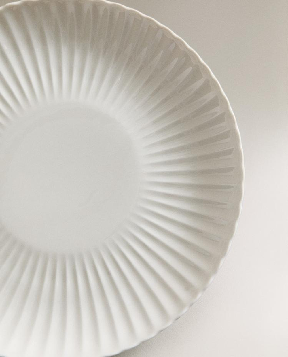 ZARA HOME ОБЕДЕННАЯ ТАРЕЛКА С РЕЛЬЕФНЫМ УЗОРОМ, БЕЛЫЙ