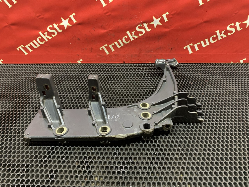 Кронштейн подножки правый 2021г