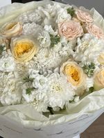 Букет из кустовых пионовидных роз, хризантемы, маттиолы и диантусов