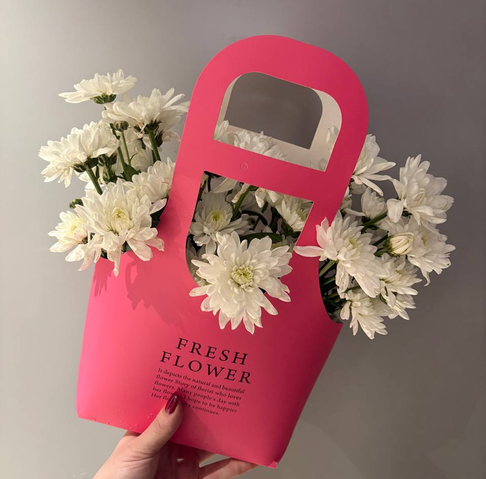 Композиция из белой кустовой хризантемы