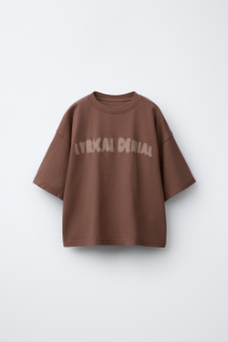 ZARA ФУТБОЛКА С ПРИНТОМ ГРАФФИТИ, КОРИЧНЕВЫЙ