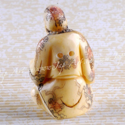 Нэцкэ Монах в позе лотоса