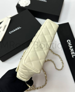 Белая сумка Chanel прямоугольная с золотой фурнитурой