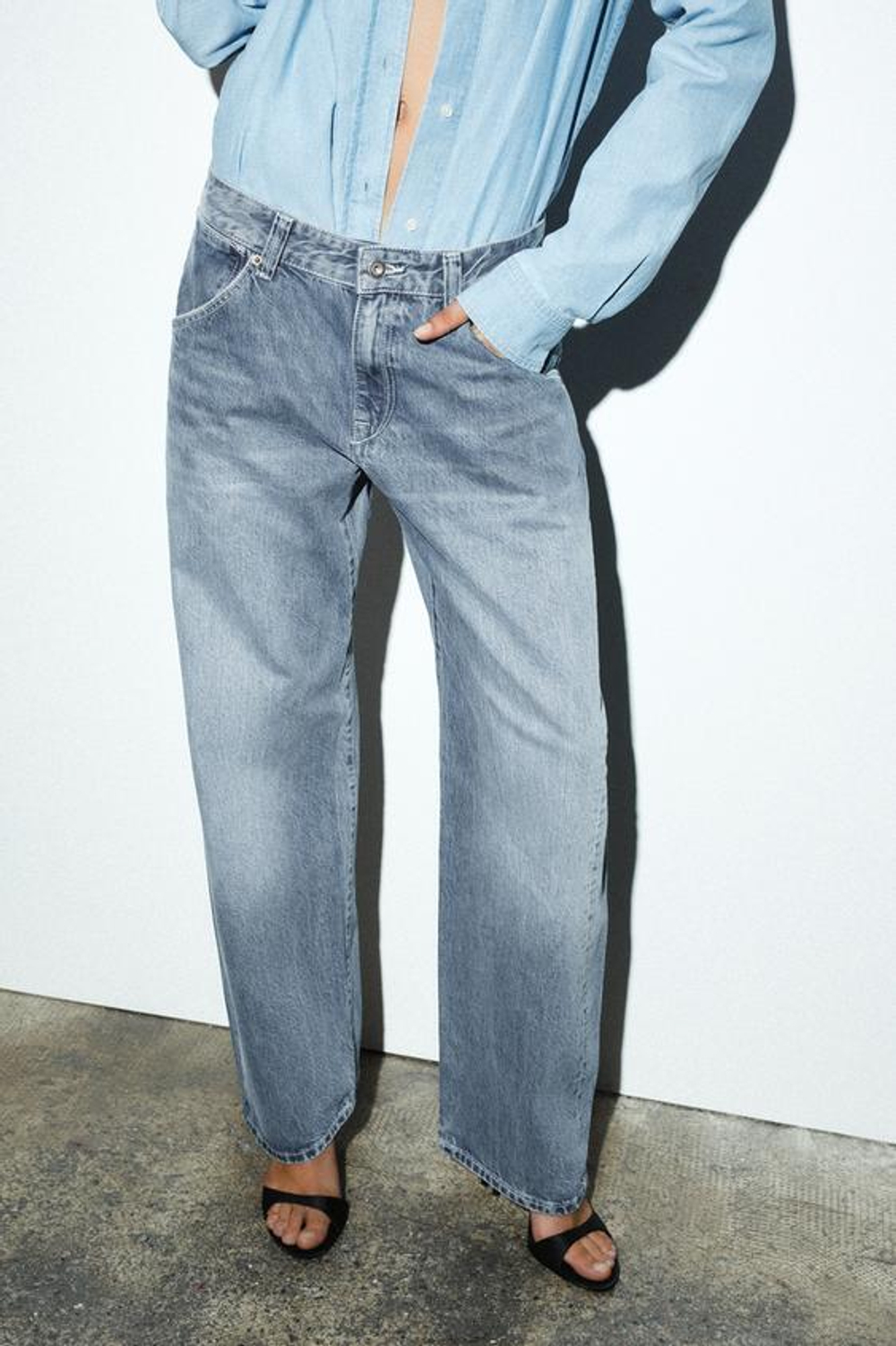 ZARA УКОРОЧЕННЫЕ ДЖИНСЫ TRF С НИЗКОЙ ПОСАДКОЙ И СМЕЩЕННЫМИ ШВАМИ, СИНИЙ