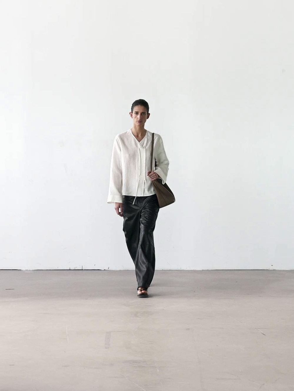 Massimo Dutti Струящаяся рубашка с декоративной деталью на груди, белый