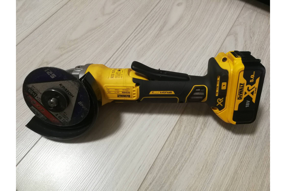Бесщеточная угловая шлифмашина DEWALT 18 В XR DCG406N