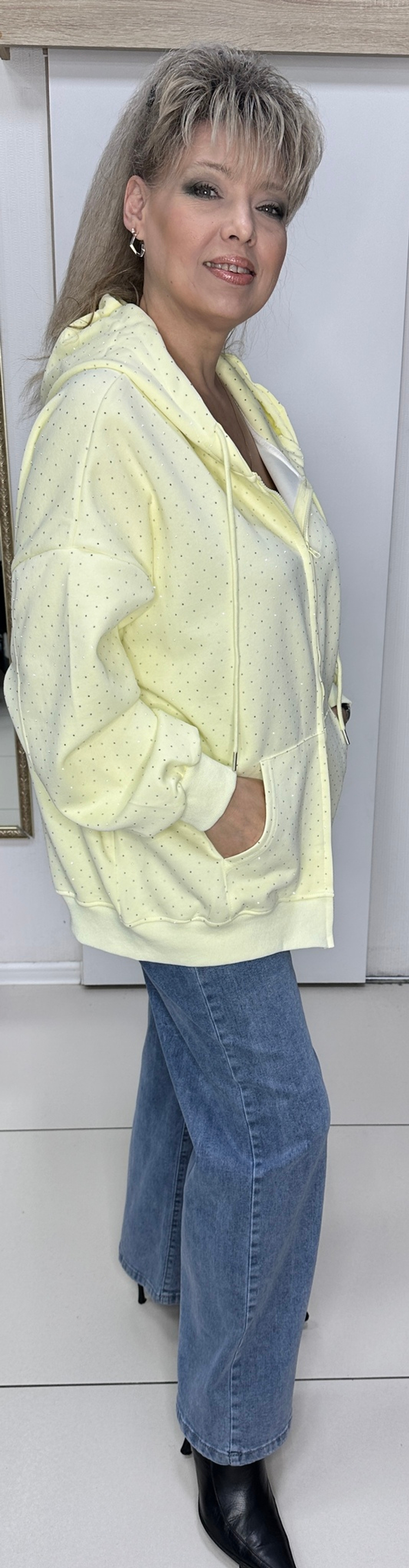 Желтый бомбер-жакет со стразами