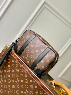 Louis Vuitton Pochette Kasai