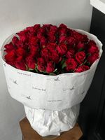 Авторский букет 51 красная роза в оформлении